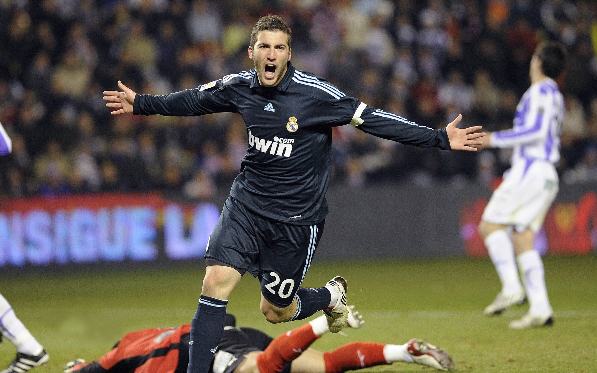 “英超领头羊迎战强敌，冠军争夺早已打响”，英超 冠军